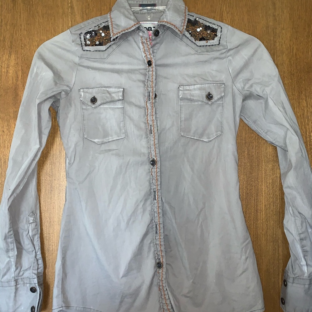 Roar button up in perfect condition
